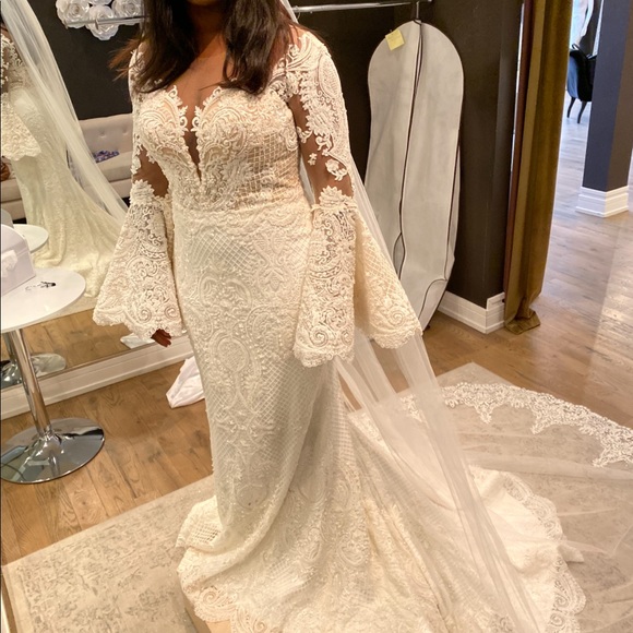 Wedding dress - Picture 3 of 8